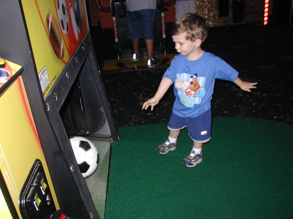 2003/05(May)/Dax-Bday/1024x768_2003-05-07-Dax-Bday-26-GattiTown-soccer.JPG