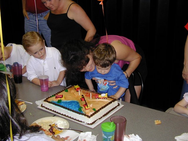 2003/05(May)/Dax-Bday/640x480_2003-05-07-Dax-Bday-08-GattiTown-Vale-Suzi-cake.JPG