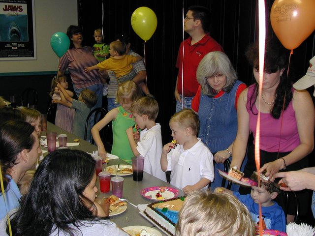 2003/05(May)/Dax-Bday/640x480_2003-05-07-Dax-Bday-10-GattiTown.JPG