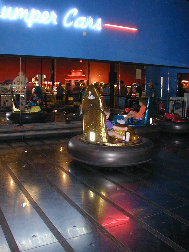 2003/05(May)/Dax-Bday/640x480_2003-05-07-Dax-Bday-15-GattiTown.JPG