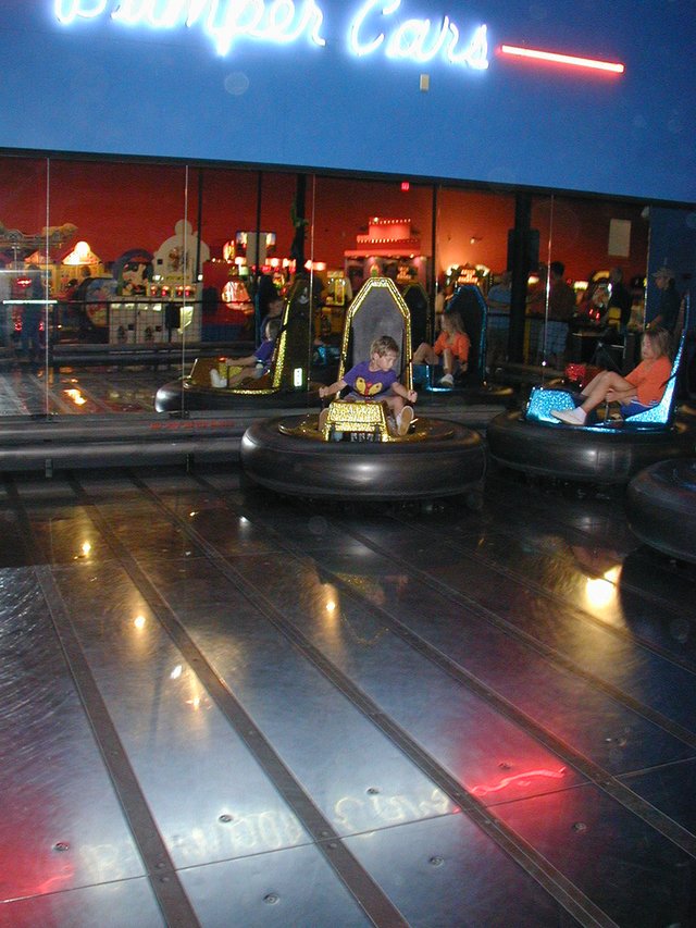 2003-05-07-Dax-Bday-16-GattiTown-Aaron-bumper-cars.JPG