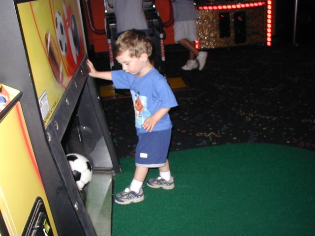 2003/05(May)/Dax-Bday/640x480_2003-05-07-Dax-Bday-25-GattiTown-soccer.JPG
