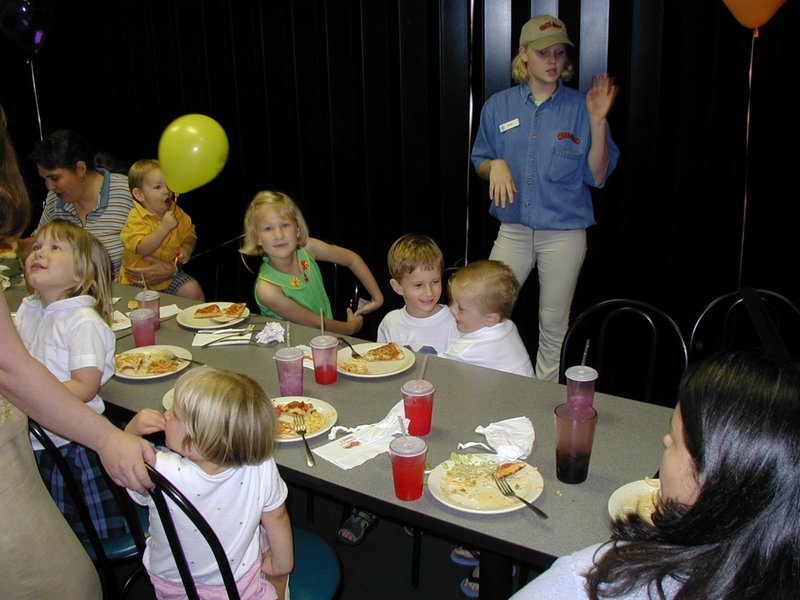 2003-05-07-Dax-Bday-05-GattiTown.JPG