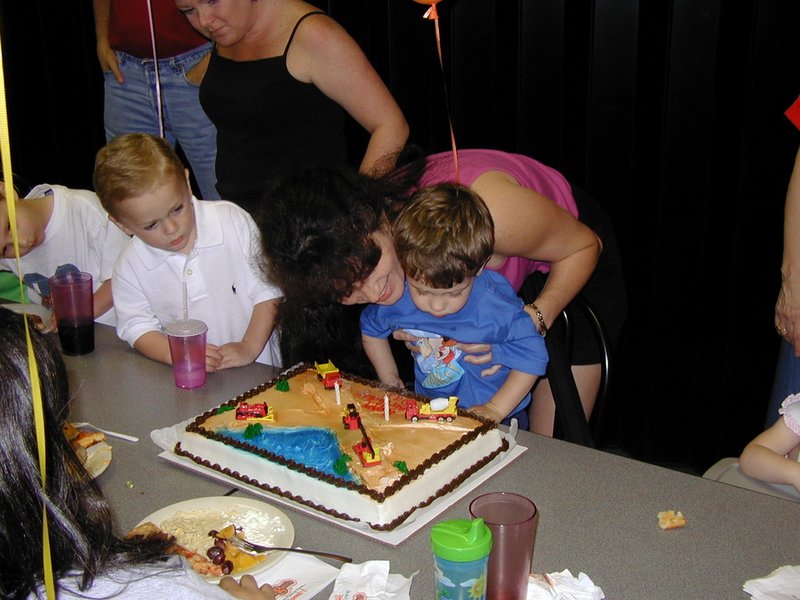 2003/05(May)/Dax-Bday/800x600_2003-05-07-Dax-Bday-08-GattiTown-Vale-Suzi-cake.JPG