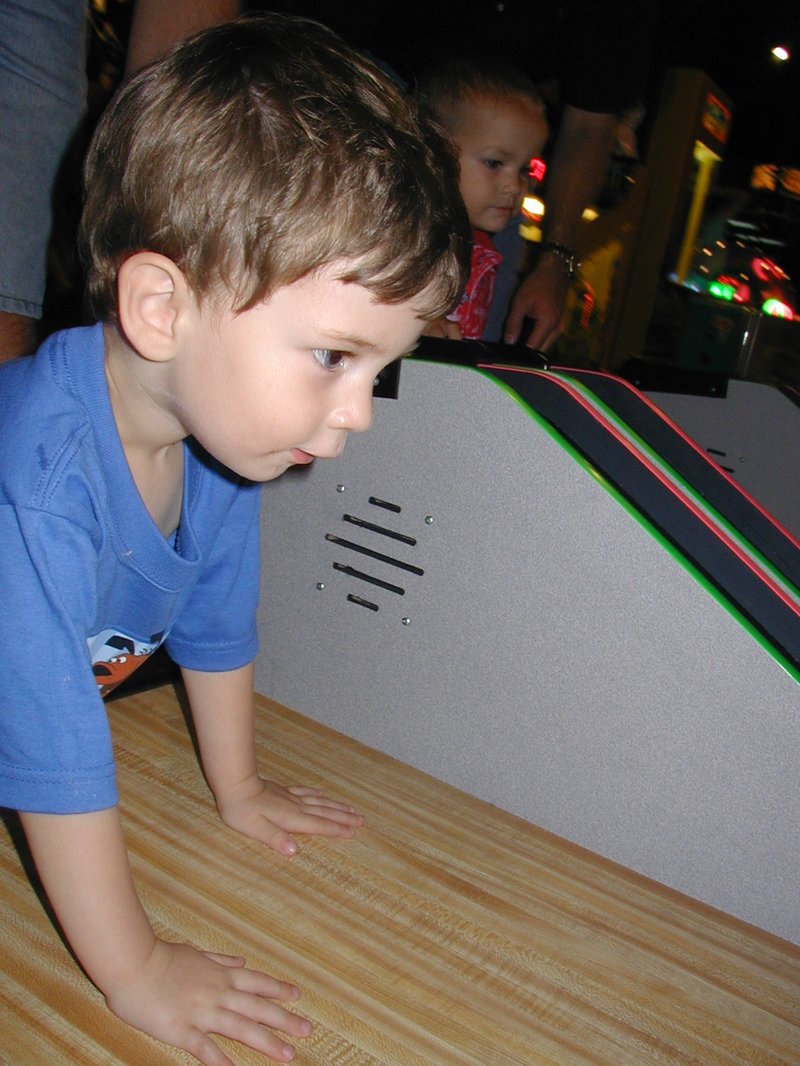 2003-05-07-Dax-Bday-12-GattiTown-bowling.JPG