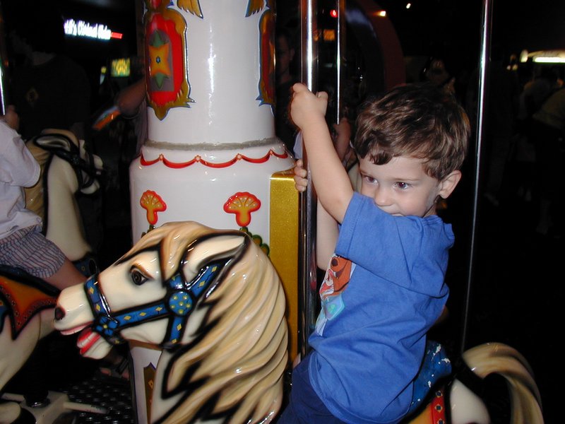 2003-05-07-Dax-Bday-13-GattiTown-mery-go-round.JPG