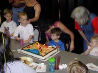 2003-05-07-Dax-Bday-07-GattiTown-Chance-Vale-Suzi-Susana-cake.JPG