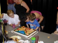2003-05-07-Dax-Bday-08-GattiTown-Vale-Suzi-cake.JPG