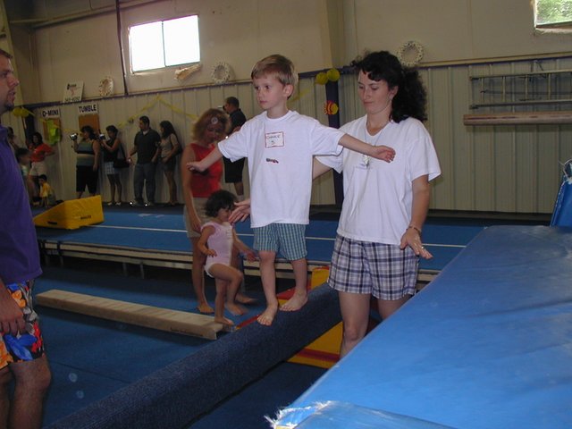 2003/05(May)/Gymnastics/640x480_2003-05-10-Chance-Gymnastics-show-17.JPG