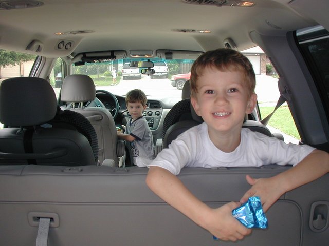 2003/05(May)/Misc/640x480_2003-05-07-playing-in-Van-1-Chance-Dax.JPG