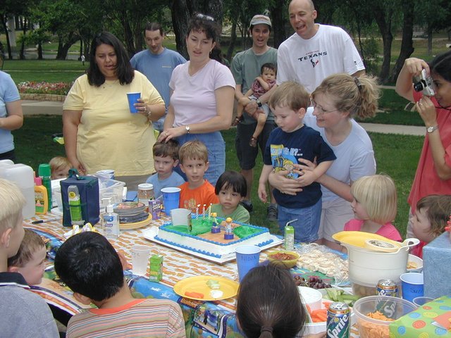 2003/05(May)/Zane-Bday/640x480_2003-05-04-Zane-Bday-18.JPG