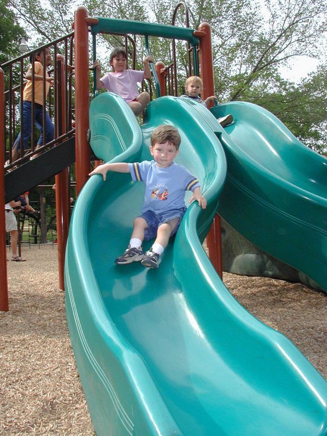 2003/05(May)/Zane-Bday/640x480_2003-05-04-Zane-Bday-19-Dax-slide.JPG