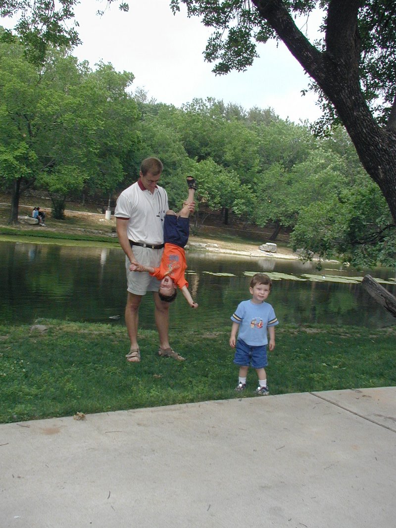 2003/05(May)/Zane-Bday/800x600_2003-05-04-Zane-Bday-06-Travis-Chance-Dax.JPG