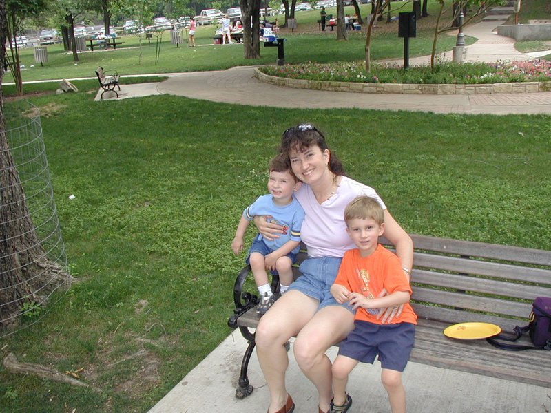 2003/05(May)/Zane-Bday/800x600_2003-05-04-Zane-Bday-08-Suzi-Chance-Dax.JPG