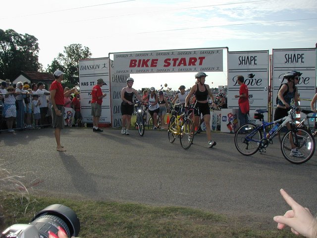 2003-06-08-Danskin-09-Suzi-bike-start.JPG