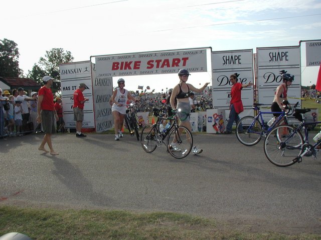 2003-06-08-Danskin-10-Suzi-bike-start.JPG