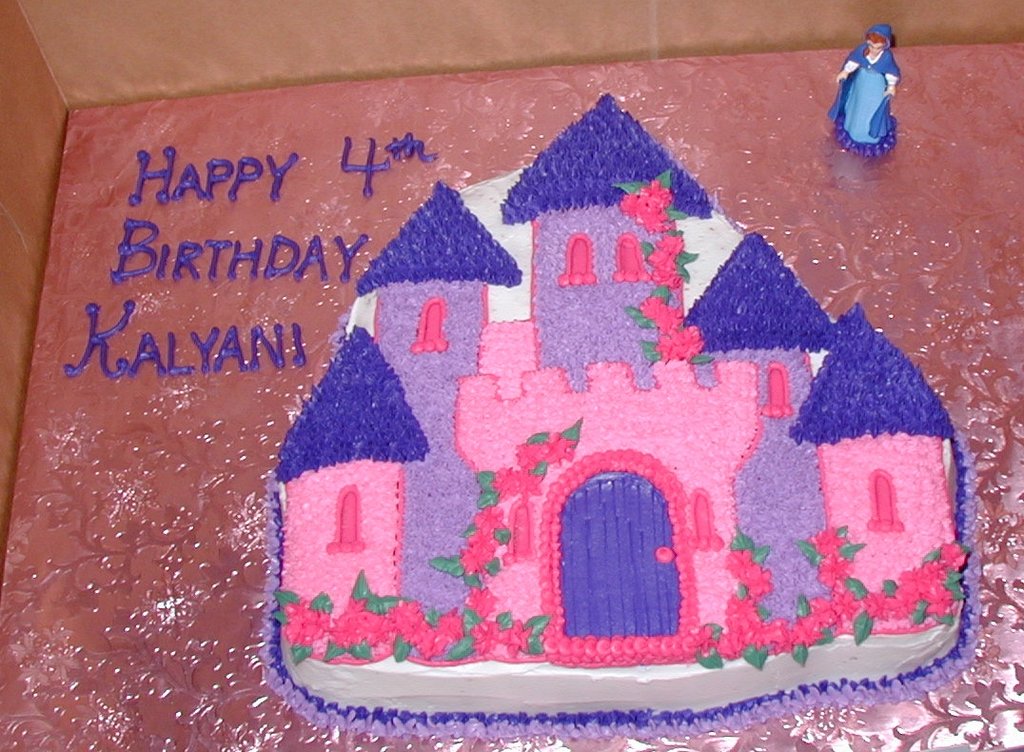2003-10-03-Chance-Kalyani-Bday-02-cake.JPG
