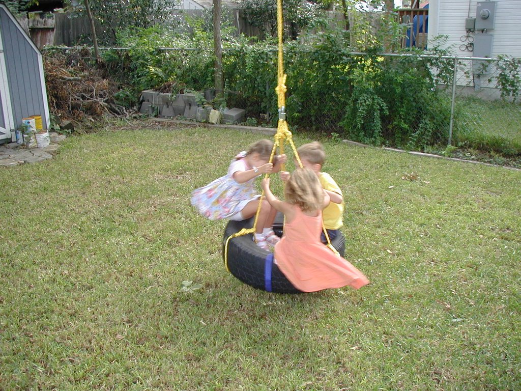 2003-10-03-Chance-Kalyani-Bday-11-rope-swing.JPG