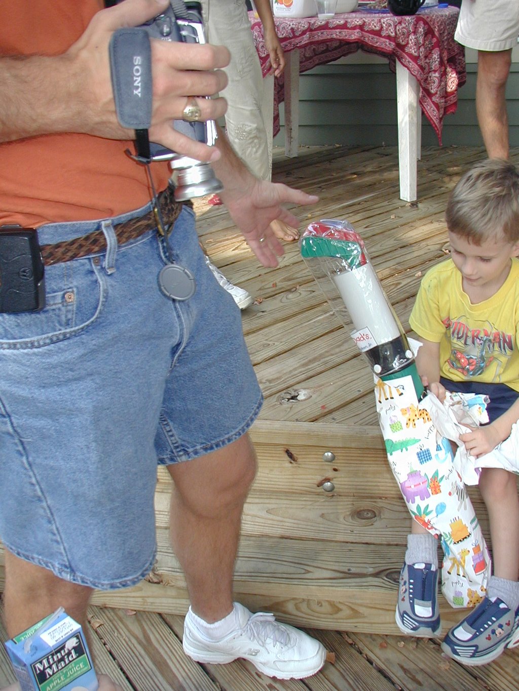 2003-10-03-Chance-Kalyani-Bday-31-presents.JPG