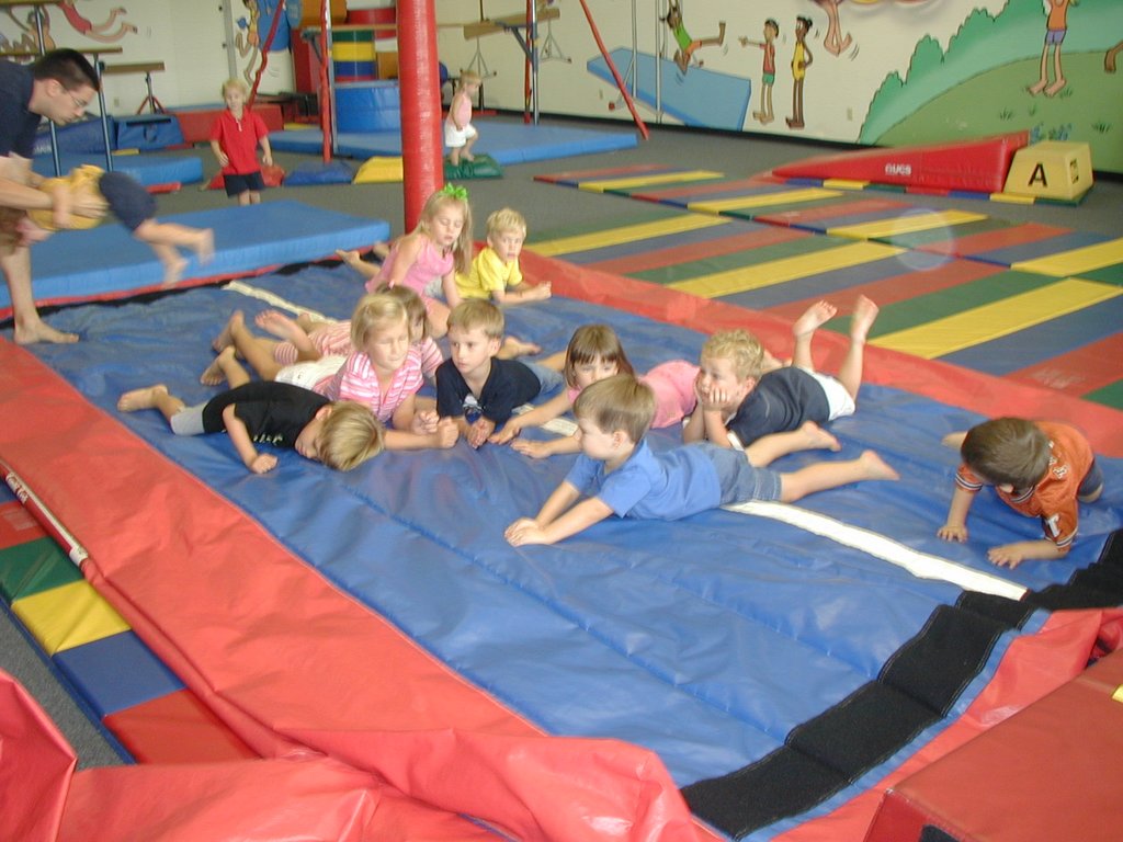 2003/10(October)/Chance-Kalyani-bday/1024x768_2003-10-05-Chance-Bday-06-Little-Gym.JPG