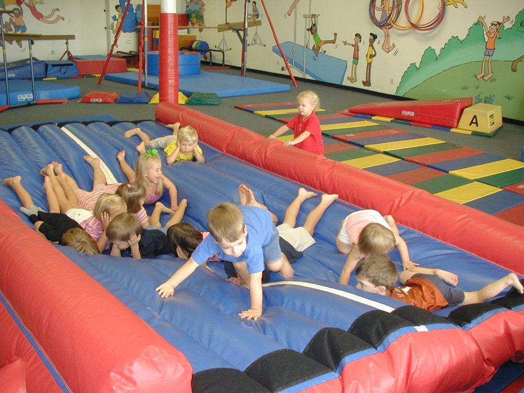 2003/10(October)/Chance-Kalyani-bday/1024x768_2003-10-05-Chance-Bday-08-Little-Gym.JPG