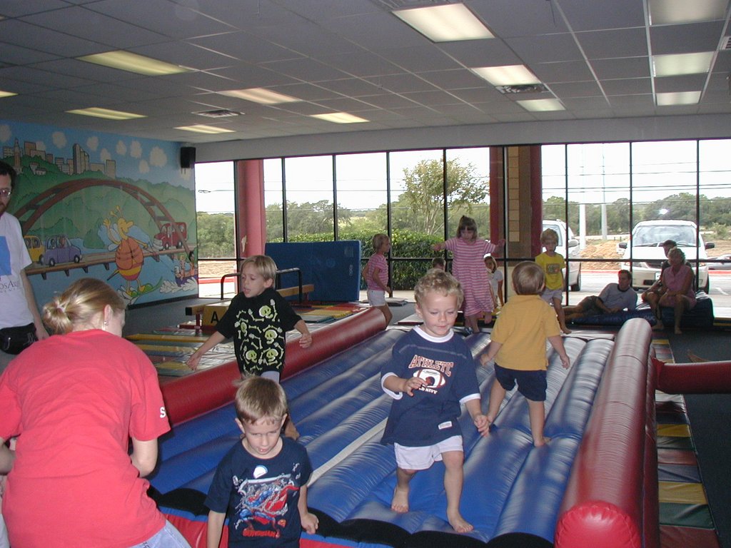 2003/10(October)/Chance-Kalyani-bday/1024x768_2003-10-05-Chance-Bday-10-Little-Gym.JPG