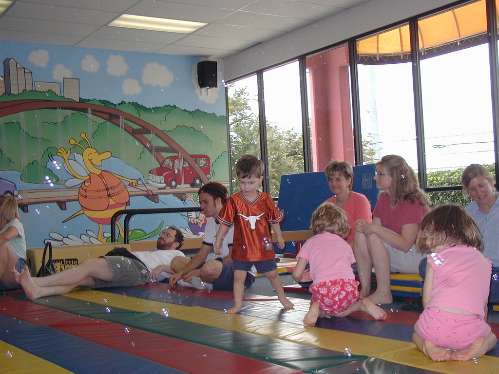 2003/10(October)/Chance-Kalyani-bday/1024x768_2003-10-05-Chance-Bday-28-Little-Gym-Dax-bubbles.JPG