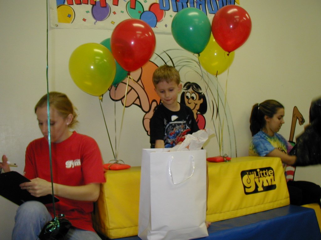 2003/10(October)/Chance-Kalyani-bday/1024x768_2003-10-05-Chance-Bday-36-Little-Gym-presents.JPG