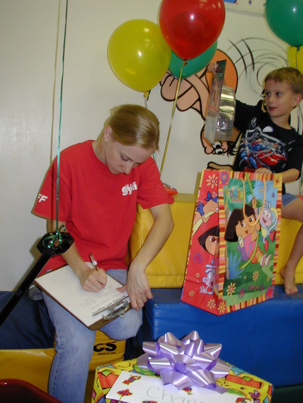 2003/10(October)/Chance-Kalyani-bday/1024x768_2003-10-05-Chance-Bday-38-Little-Gym-presents.JPG