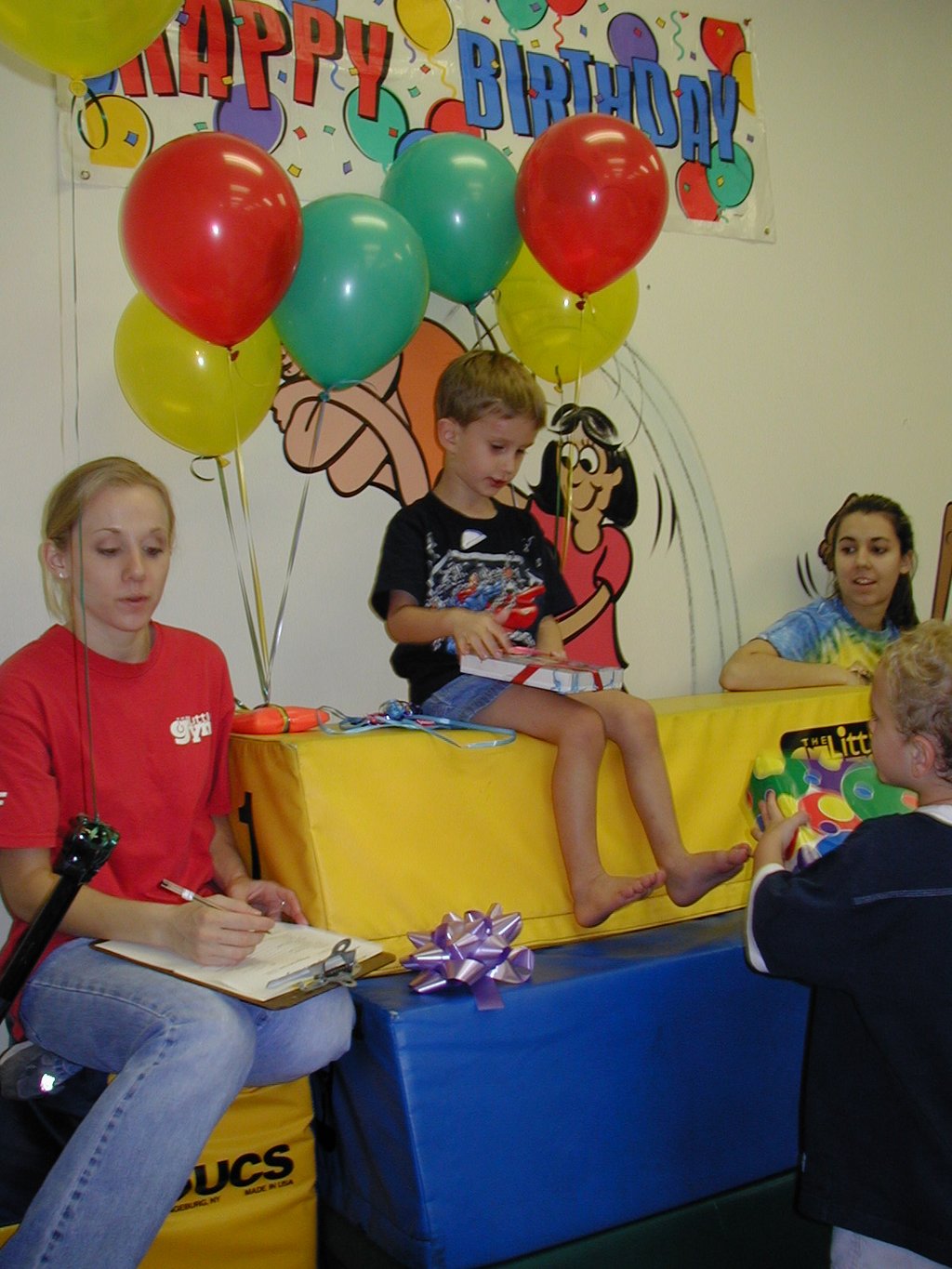 2003/10(October)/Chance-Kalyani-bday/1024x768_2003-10-05-Chance-Bday-40-Little-Gym-presents.JPG