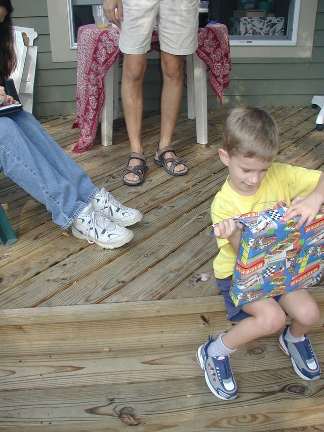 2003-10-03-Chance-Kalyani-Bday-25-presents.JPG