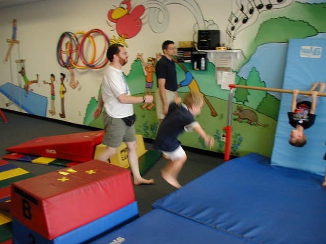 2003/10(October)/Chance-Kalyani-bday/640x480_2003-10-05-Chance-Bday-02-Little-Gym-James-Matt-Vale.JPG