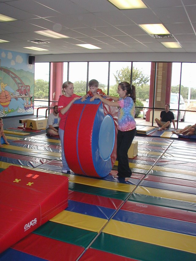 2003/10(October)/Chance-Kalyani-bday/640x480_2003-10-05-Chance-Bday-17-Little-Gym.JPG