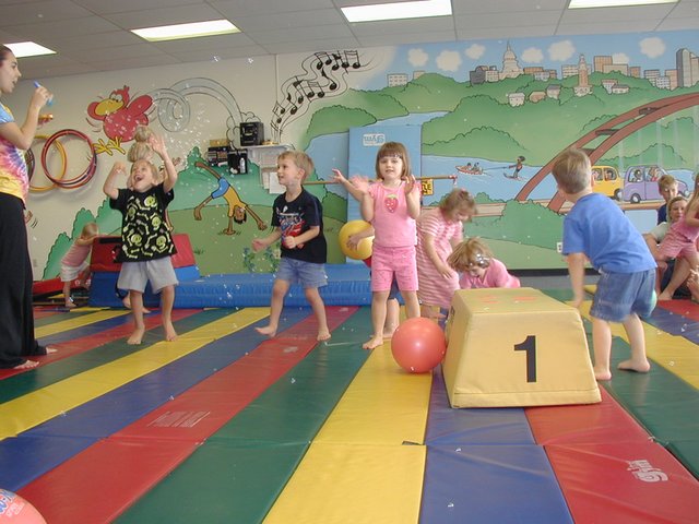 2003/10(October)/Chance-Kalyani-bday/640x480_2003-10-05-Chance-Bday-26-Little-Gym-bubbles.JPG