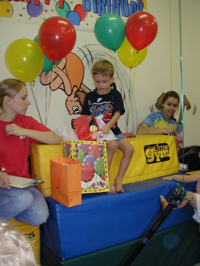 2003/10(October)/Chance-Kalyani-bday/640x480_2003-10-05-Chance-Bday-37-Little-Gym-presents.JPG