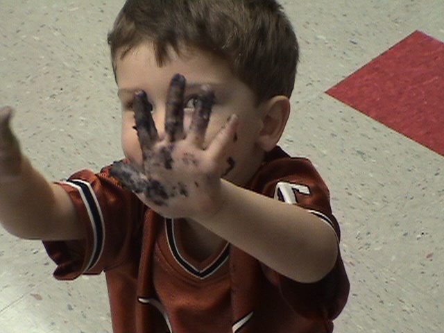 2003/10(October)/Chance-Kalyani-bday/640x480_2003-10-05-Chance-Bday-8-Sony-Camcorder-Dax-cake-hands.JPG