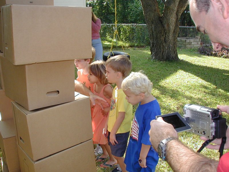 2003/10(October)/Chance-Kalyani-bday/800x600_2003-10-03-Chance-Kalyani-Bday-18-boxes.JPG