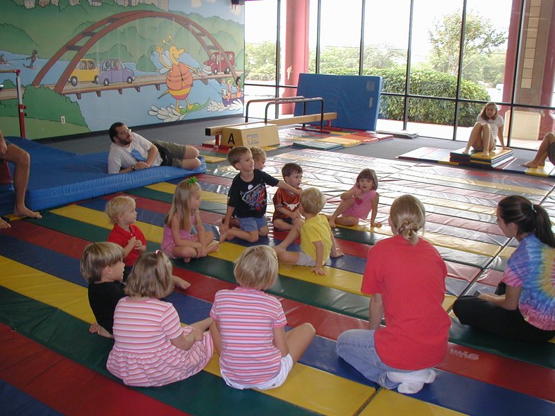 2003/10(October)/Chance-Kalyani-bday/800x600_2003-10-05-Chance-Bday-04-Little-Gym.JPG
