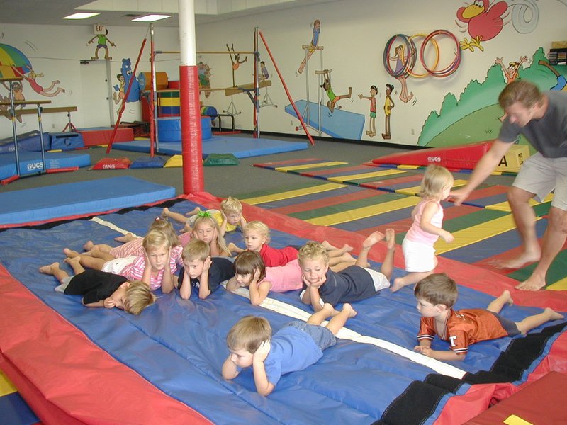 2003/10(October)/Chance-Kalyani-bday/800x600_2003-10-05-Chance-Bday-07-Little-Gym.JPG