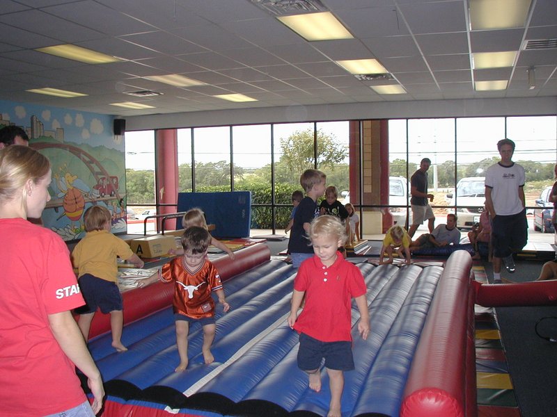 2003/10(October)/Chance-Kalyani-bday/800x600_2003-10-05-Chance-Bday-09-Little-Gym.JPG