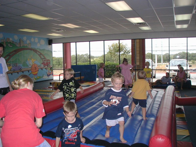 2003/10(October)/Chance-Kalyani-bday/800x600_2003-10-05-Chance-Bday-10-Little-Gym.JPG