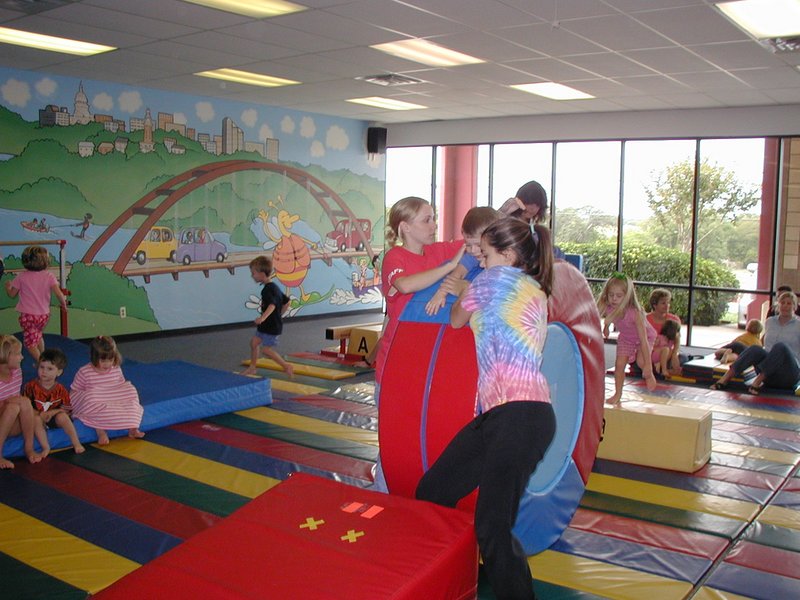 2003/10(October)/Chance-Kalyani-bday/800x600_2003-10-05-Chance-Bday-20-Little-Gym.JPG