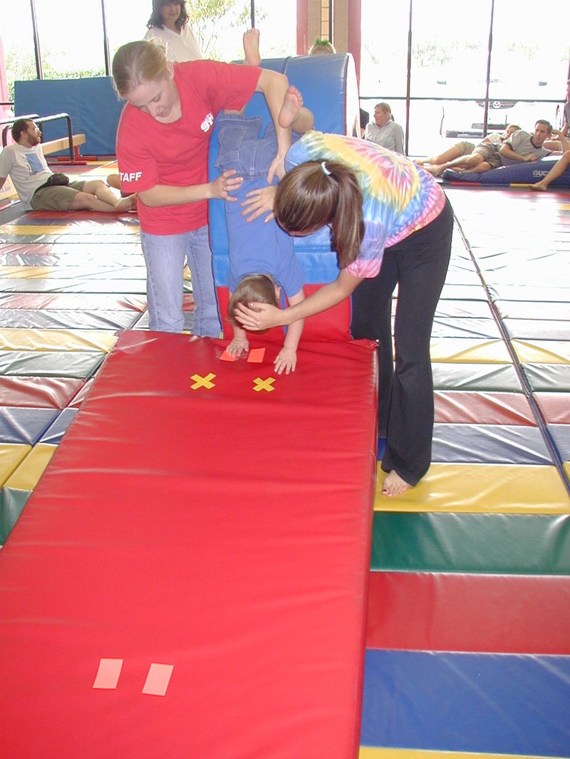 2003/10(October)/Chance-Kalyani-bday/800x600_2003-10-05-Chance-Bday-21-Little-Gym.JPG