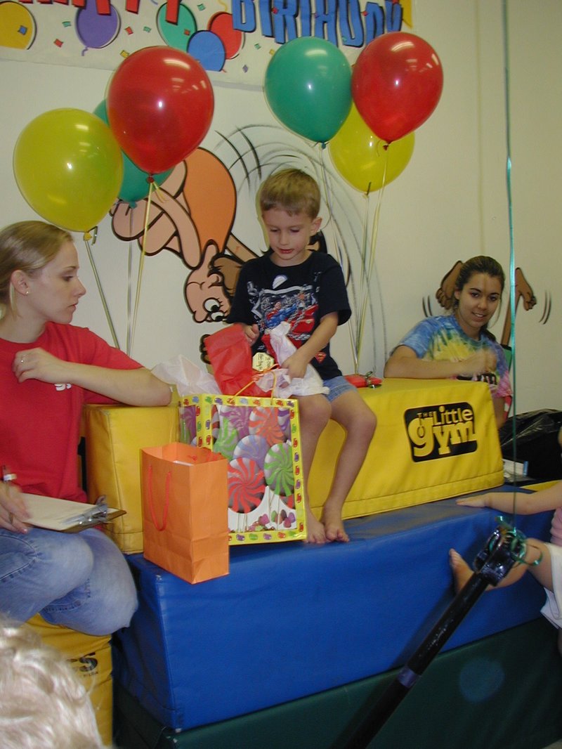 2003/10(October)/Chance-Kalyani-bday/800x600_2003-10-05-Chance-Bday-37-Little-Gym-presents.JPG