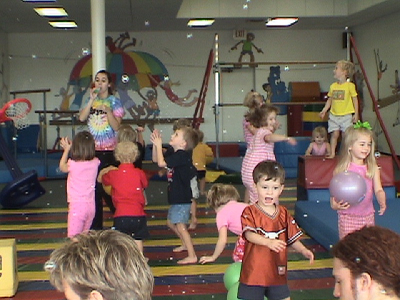 2003/10(October)/Chance-Kalyani-bday/800x600_2003-10-05-Chance-Bday-6-Sony-Camcorder-bubbles.JPG