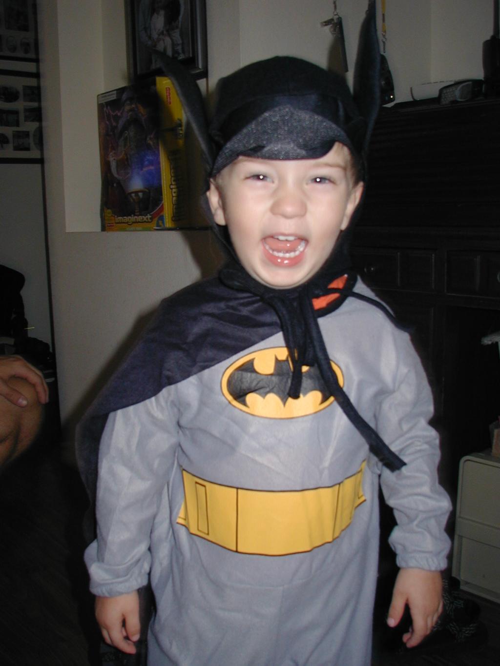 2003/10(October)/Halloween/1024x768_2003-10-23-costumes-5-Dax-Batman.JPG
