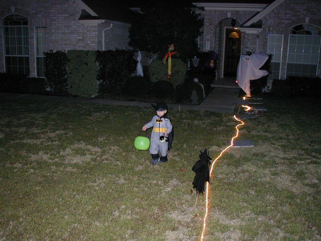 2003/10(October)/Halloween/1024x768_2003-10-31-Halloween-17-trick-or-treating-Dax.JPG