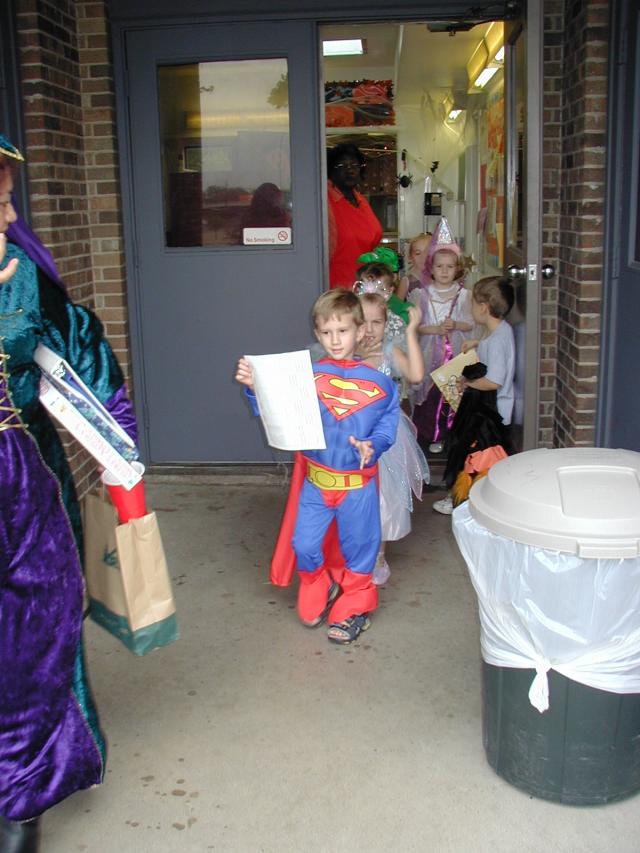 2003/10(October)/Halloween/640x480_2003-10-31-Halloween-01-School.JPG