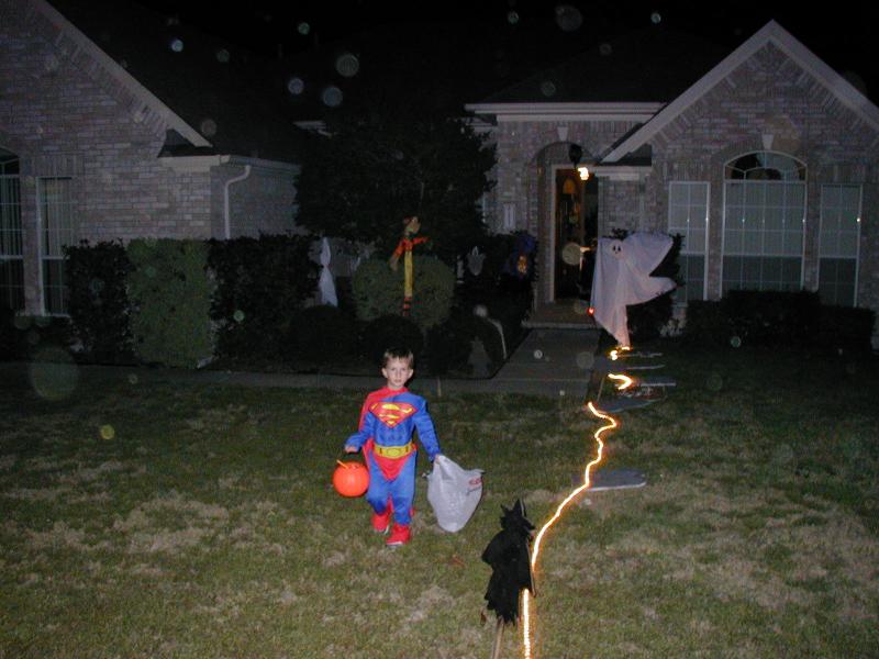 2003/10(October)/Halloween/800x600_2003-10-31-Halloween-15-trick-or-treating-Chance.JPG