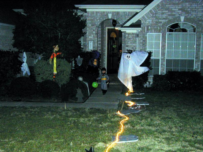 2003/10(October)/Halloween/800x600_2003-10-31-Halloween-16-trick-or-treating-Dax.JPG
